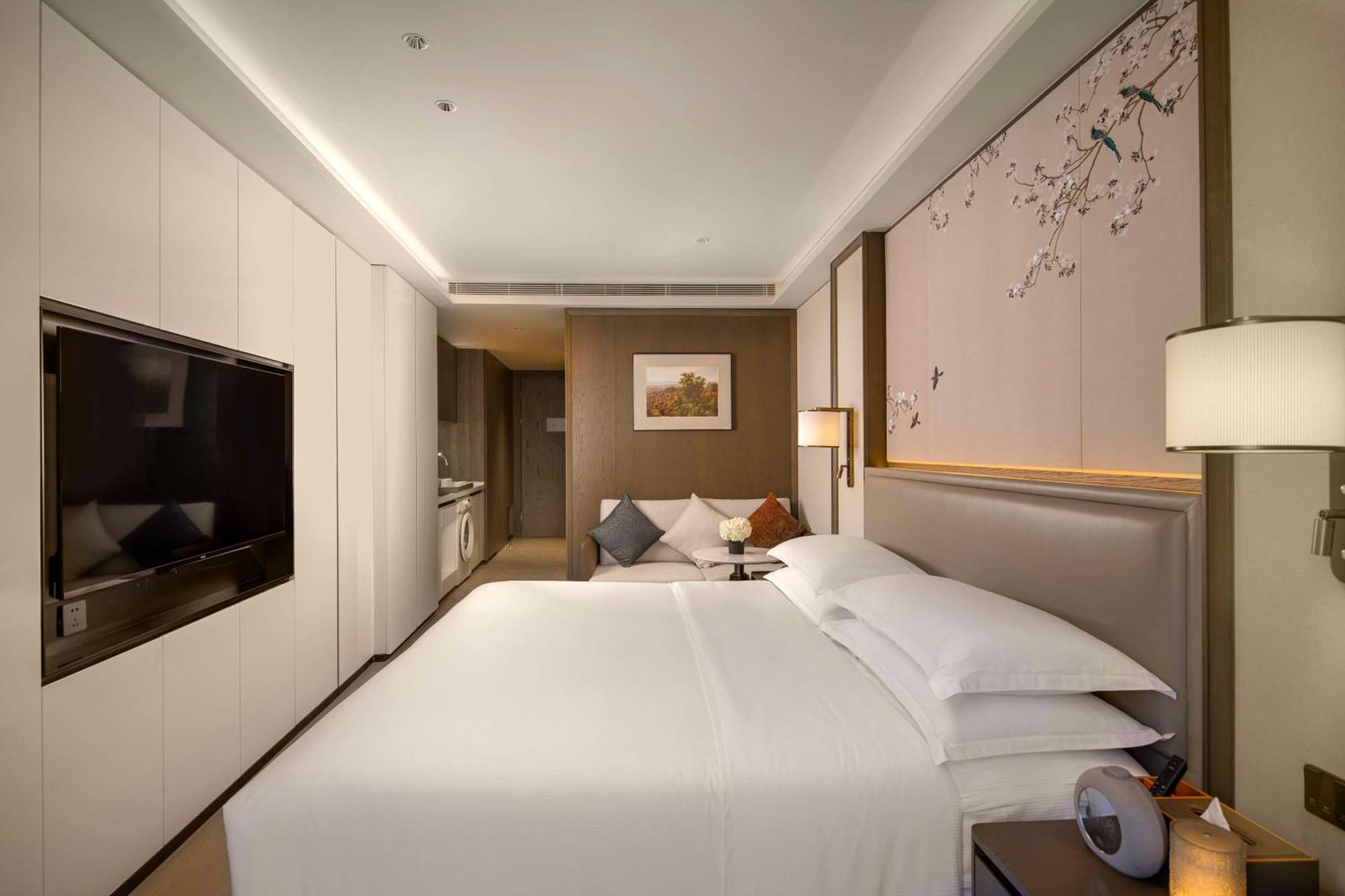 Yuexiu Hotel Guangzhou, Curio Collection By Hilton Exterior photo