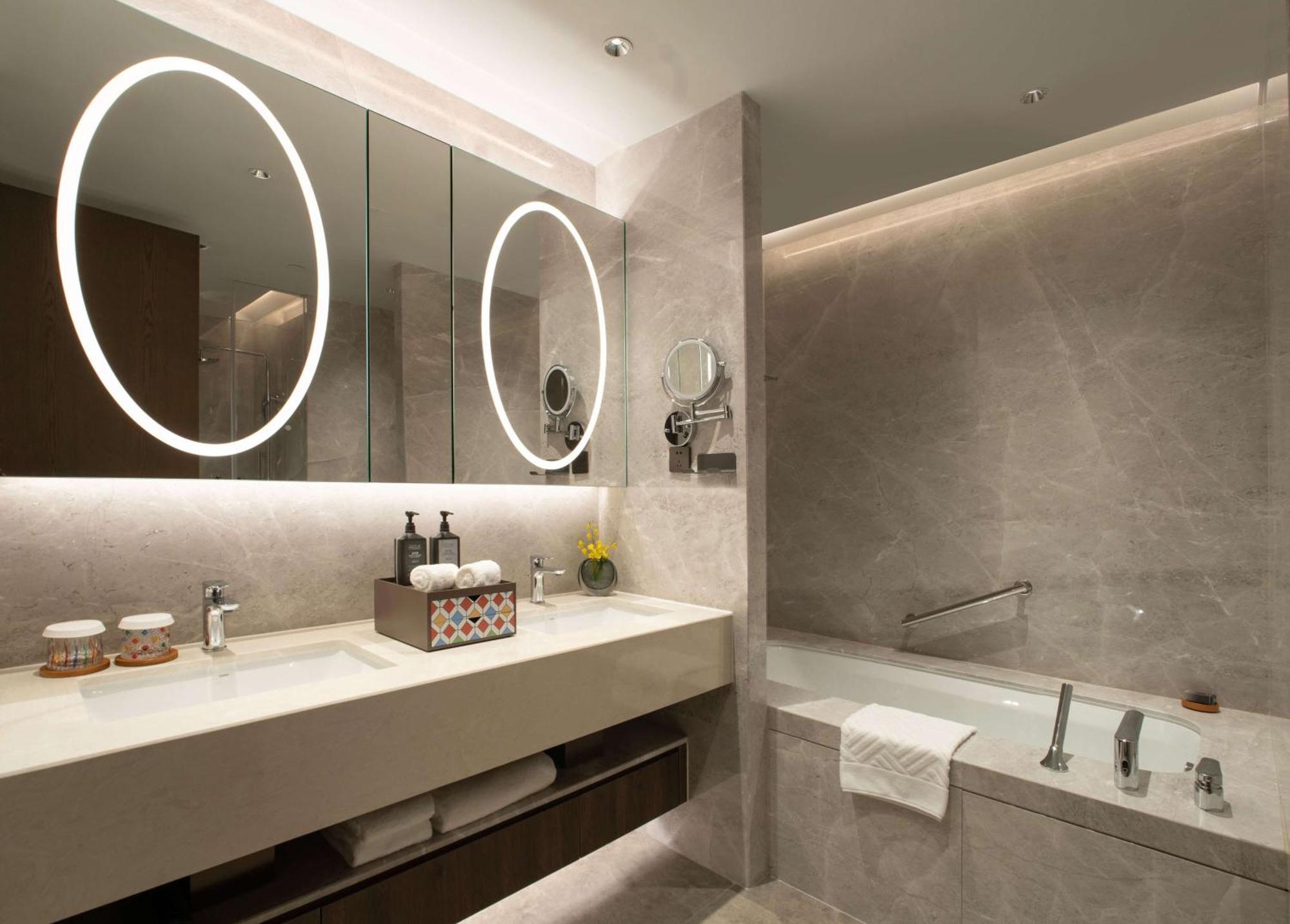 Yuexiu Hotel Guangzhou, Curio Collection By Hilton Exterior photo