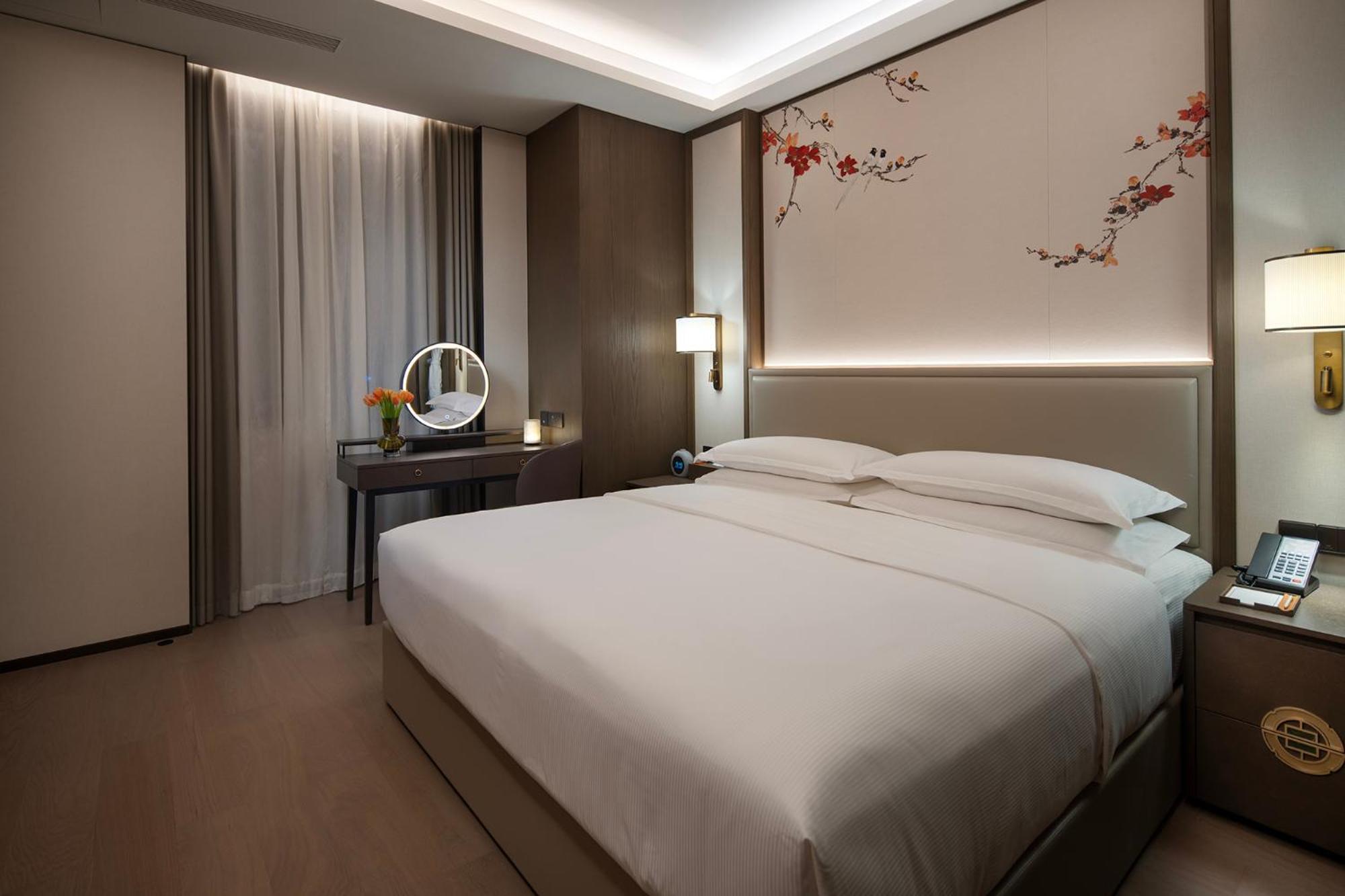 Yuexiu Hotel Guangzhou, Curio Collection By Hilton Exterior photo