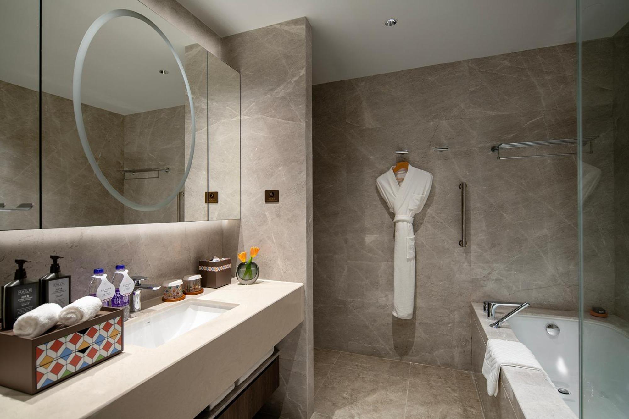 Yuexiu Hotel Guangzhou, Curio Collection By Hilton Exterior photo