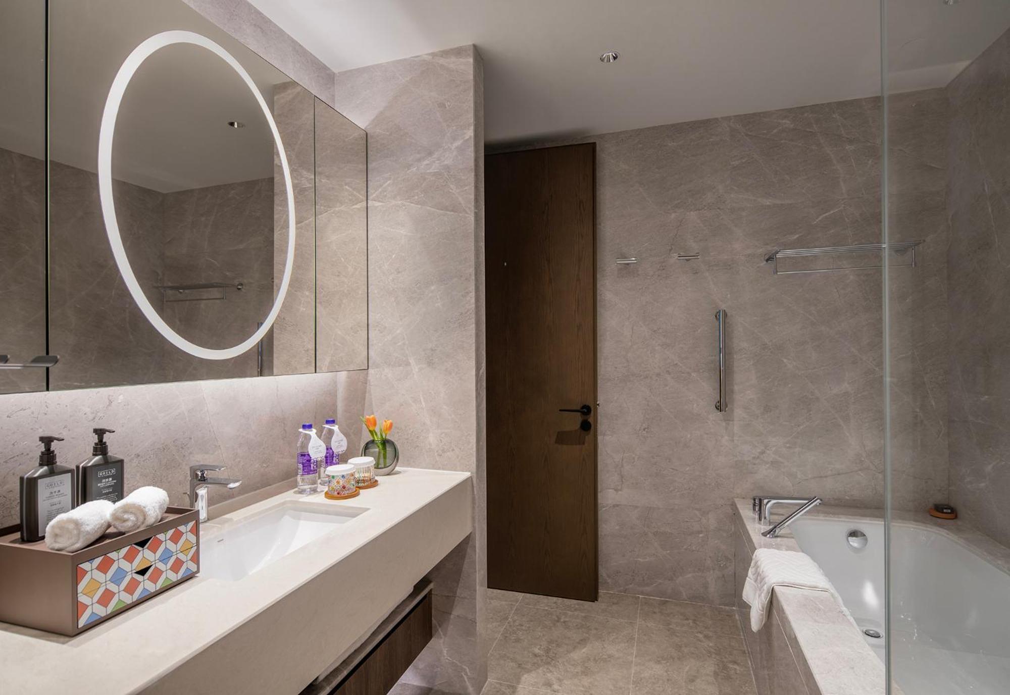 Yuexiu Hotel Guangzhou, Curio Collection By Hilton Exterior photo