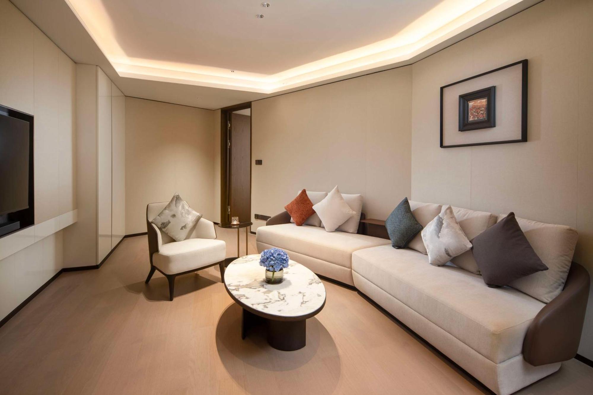 Yuexiu Hotel Guangzhou, Curio Collection By Hilton Exterior photo