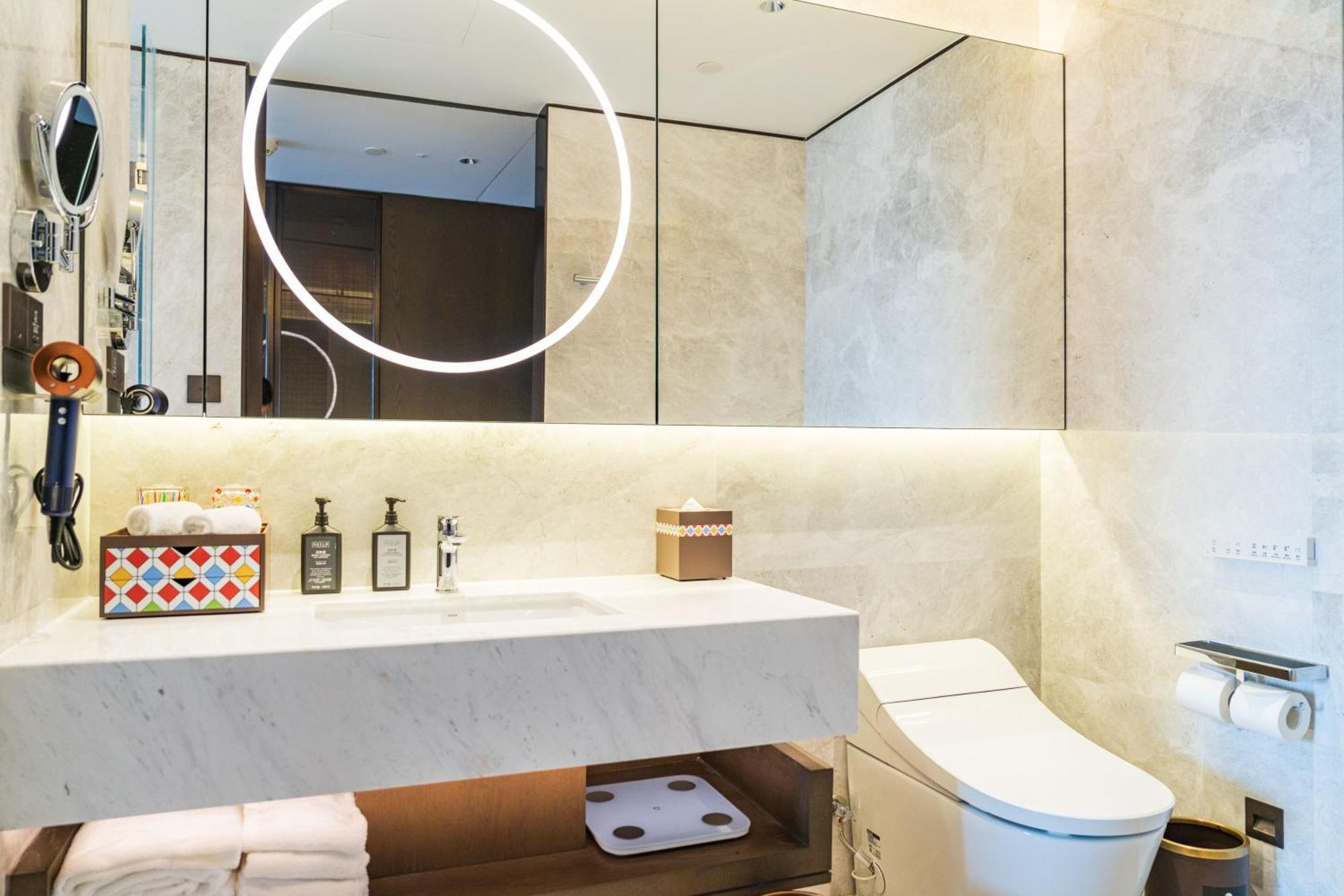 Yuexiu Hotel Guangzhou, Curio Collection By Hilton Exterior photo