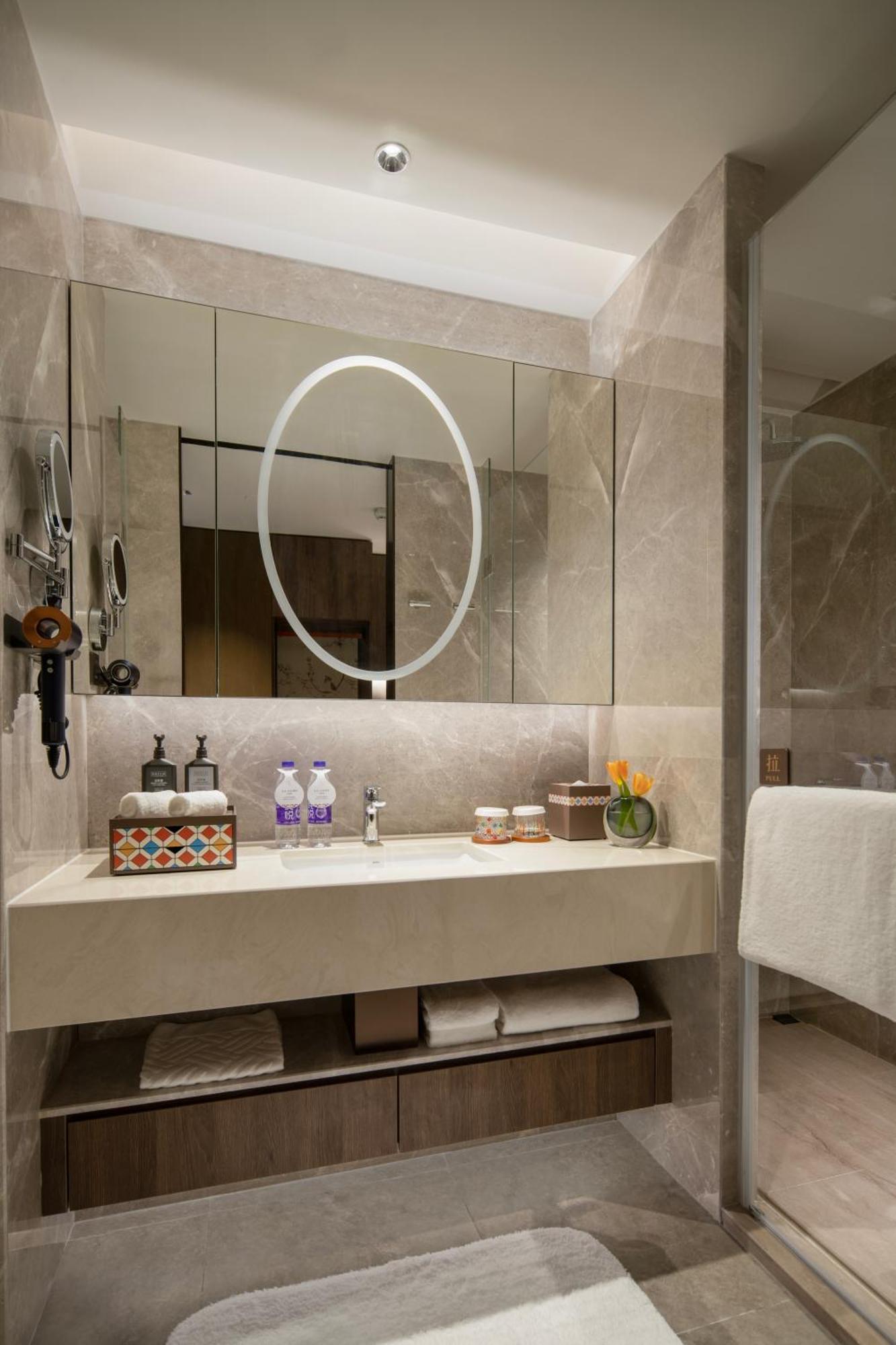Yuexiu Hotel Guangzhou, Curio Collection By Hilton Exterior photo