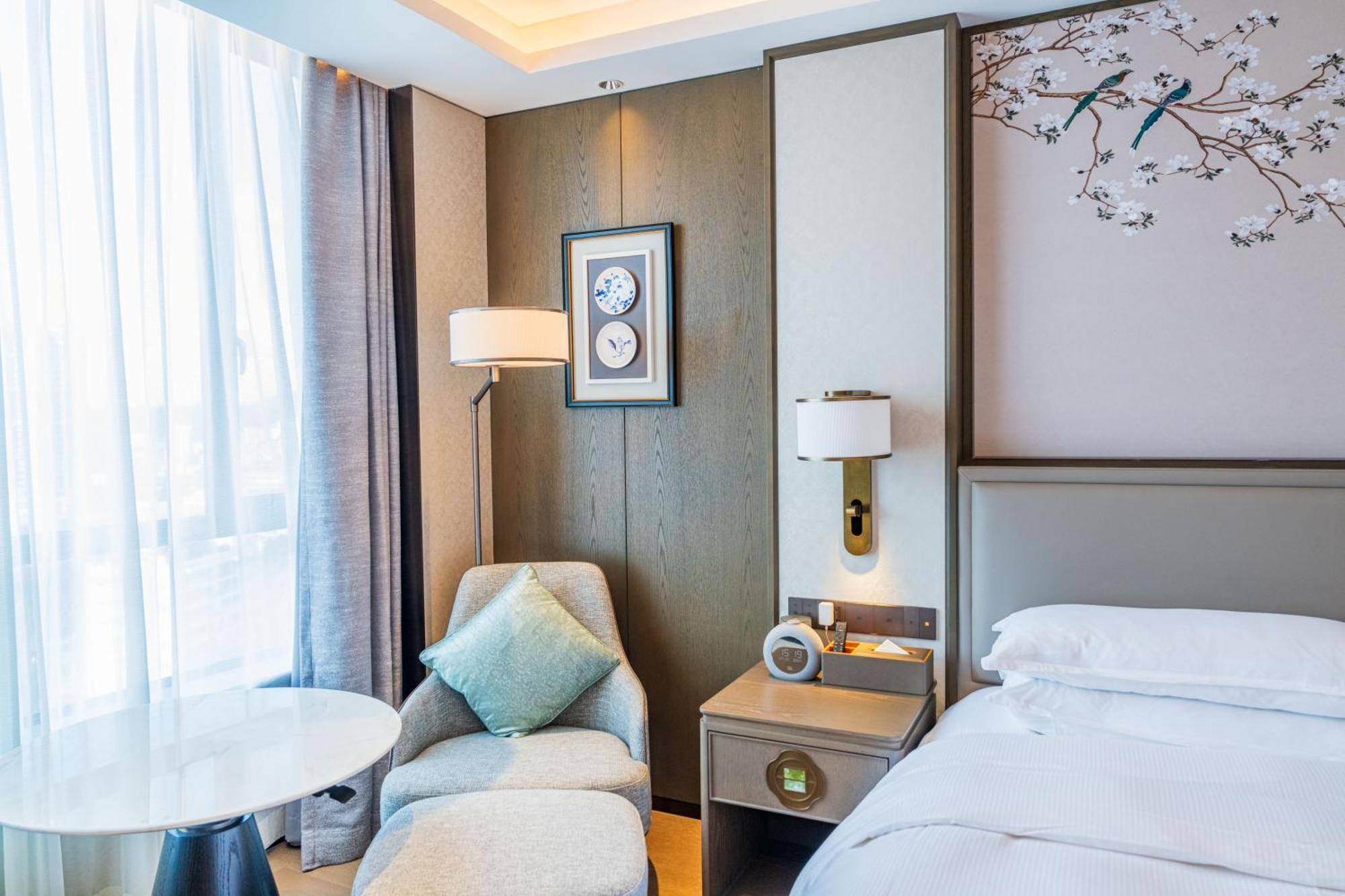 Yuexiu Hotel Guangzhou, Curio Collection By Hilton Exterior photo