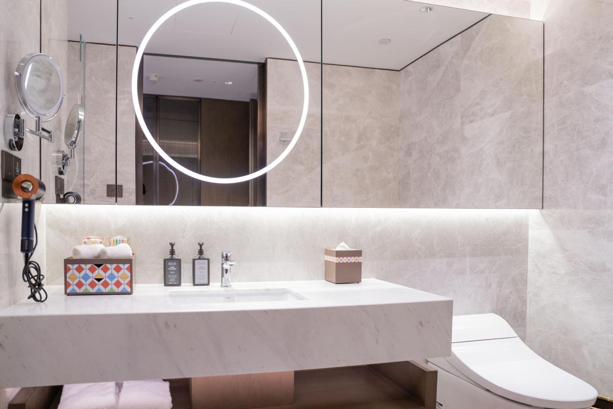 Yuexiu Hotel Guangzhou, Curio Collection By Hilton Exterior photo
