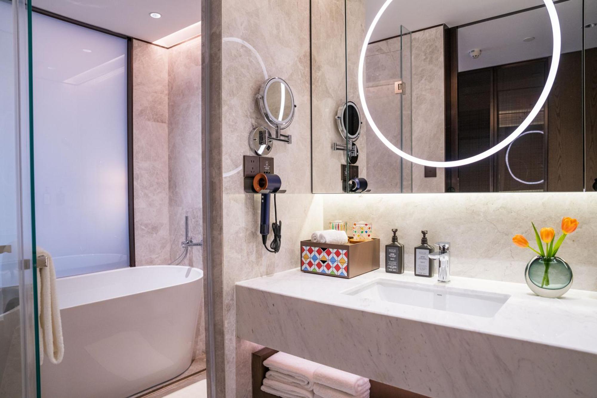 Yuexiu Hotel Guangzhou, Curio Collection By Hilton Exterior photo