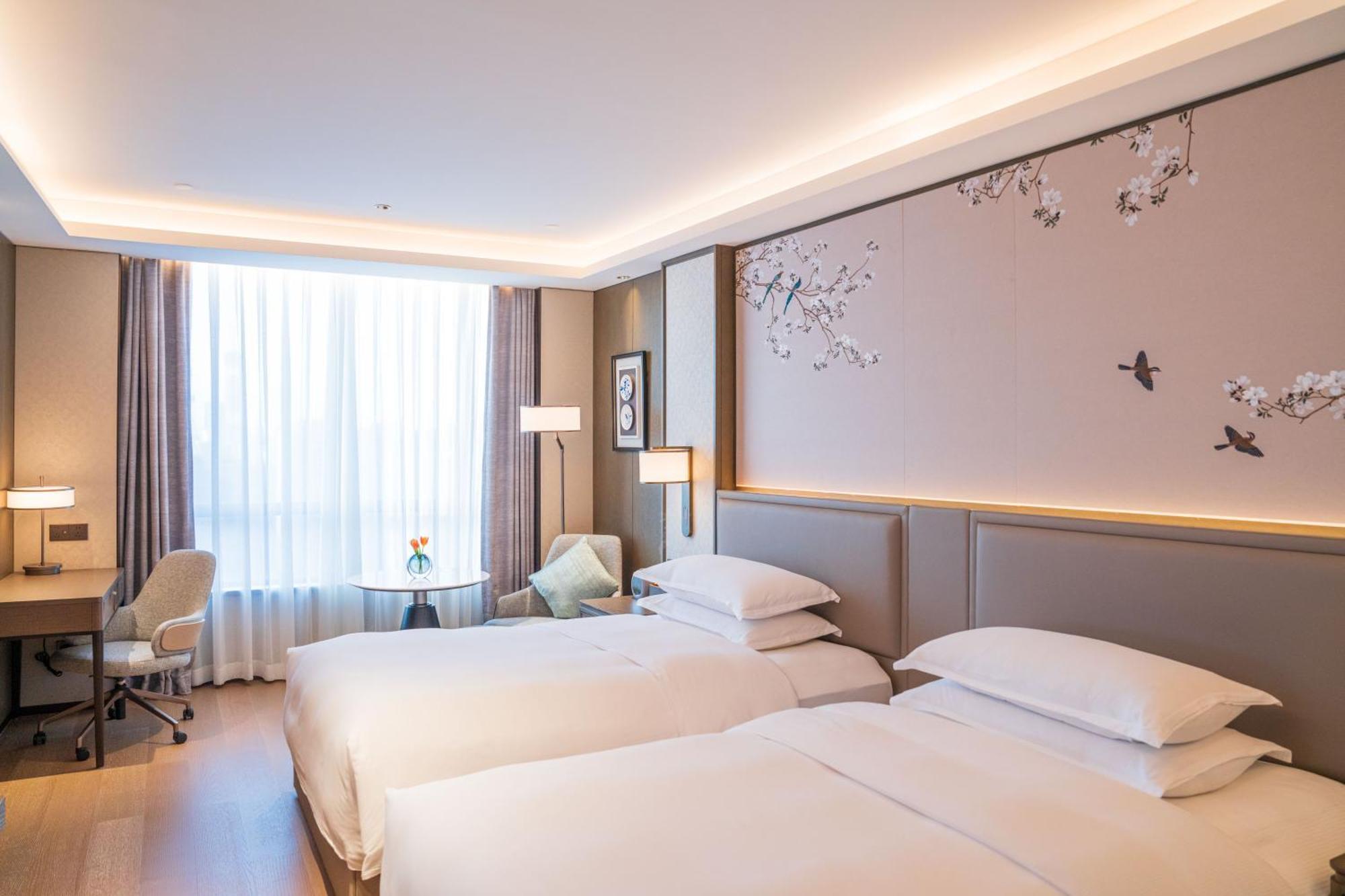 Yuexiu Hotel Guangzhou, Curio Collection By Hilton Exterior photo