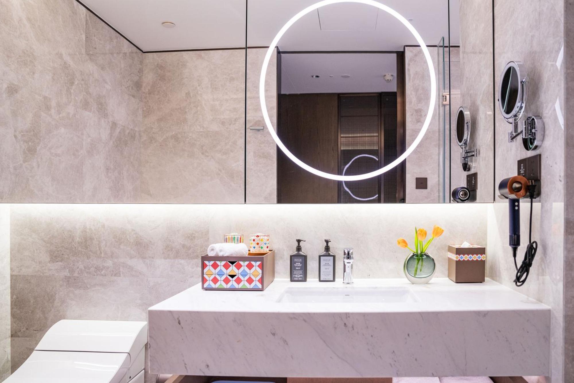 Yuexiu Hotel Guangzhou, Curio Collection By Hilton Exterior photo