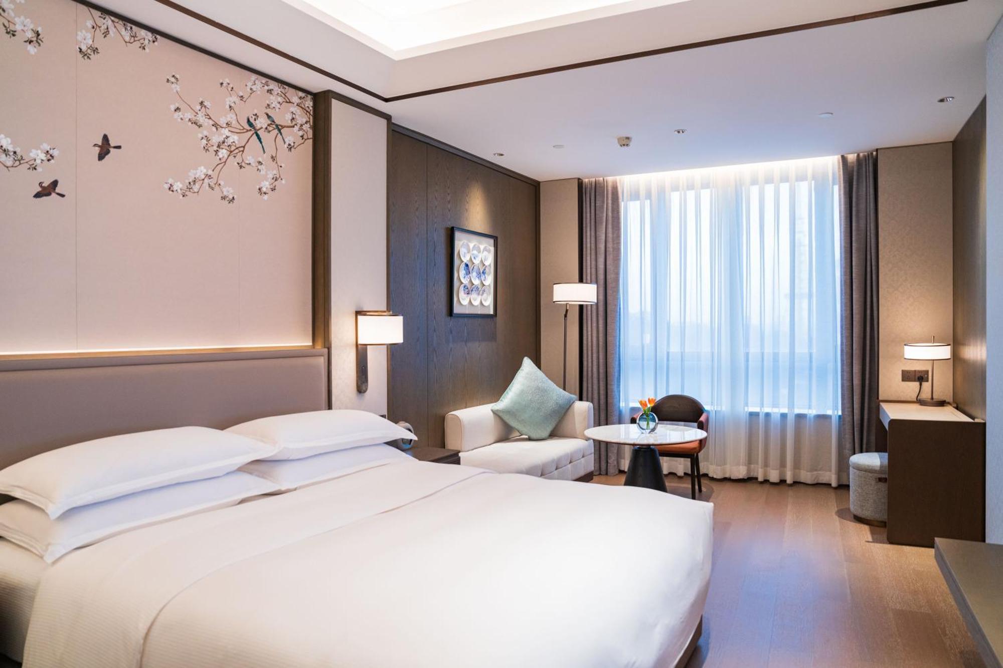 Yuexiu Hotel Guangzhou, Curio Collection By Hilton Exterior photo